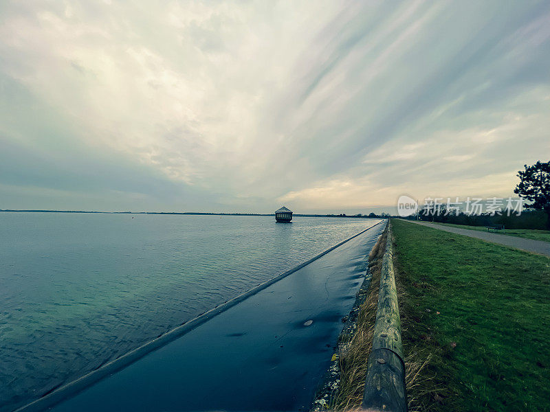 在雨天，德国林根市有一个名为“Speicherbecken”的湖。