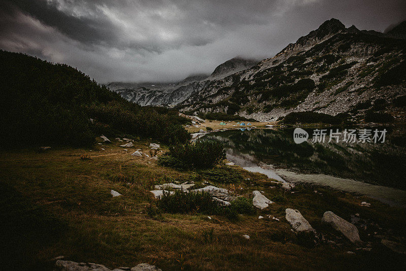 阴天的时候，山上有一个美丽的湖泊