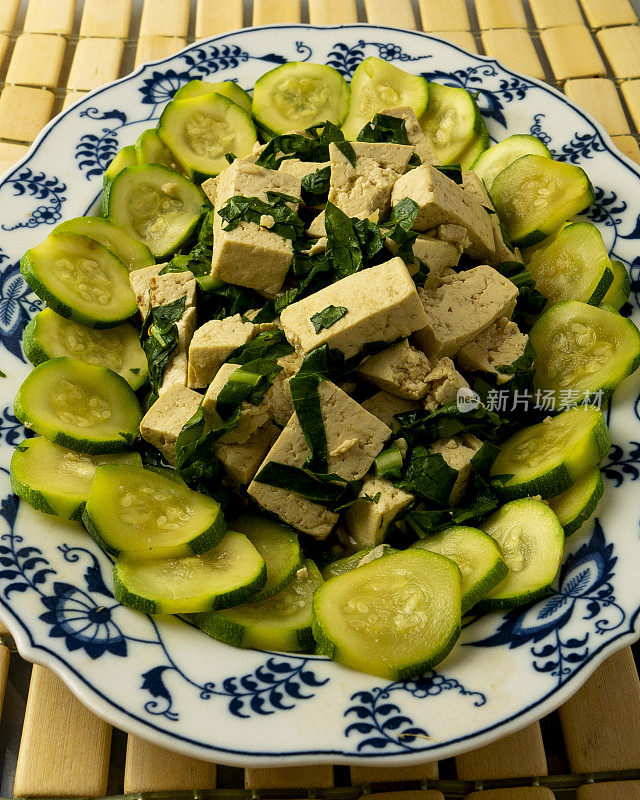 盖兰青菜、豆腐、西葫芦，豉油焖