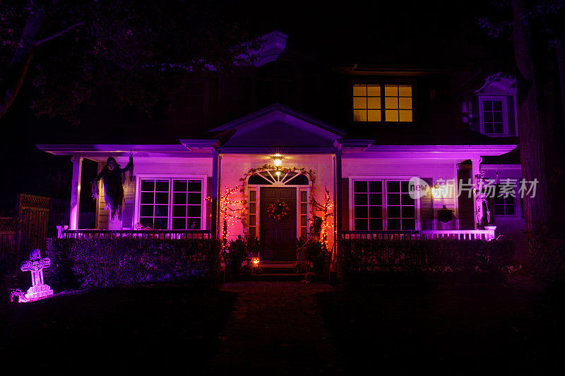 在加利福尼亚州，万圣节的夜晚用彩灯装饰房子