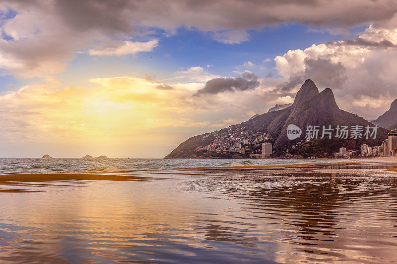 里约热内卢日落的伊帕内马海滩