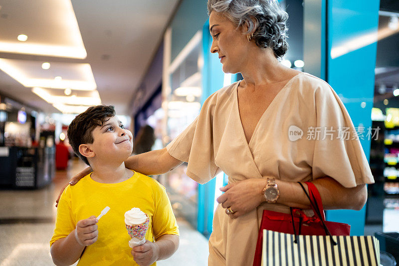 母亲和儿子在商场边走边聊