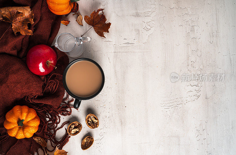 秋天的成分。一杯加牛奶的咖啡，围巾，秋叶，眼镜，笔记本，铅笔。平铺，俯视图，复制空间