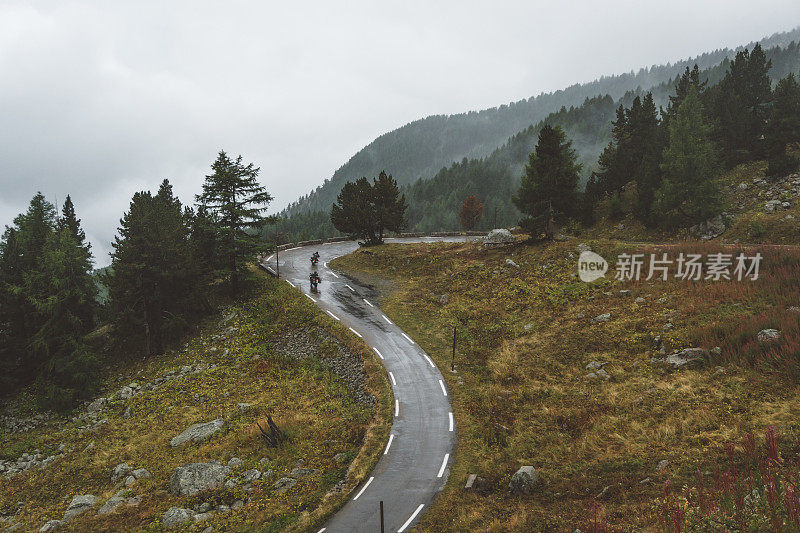 两个在雨中骑摩托车的人