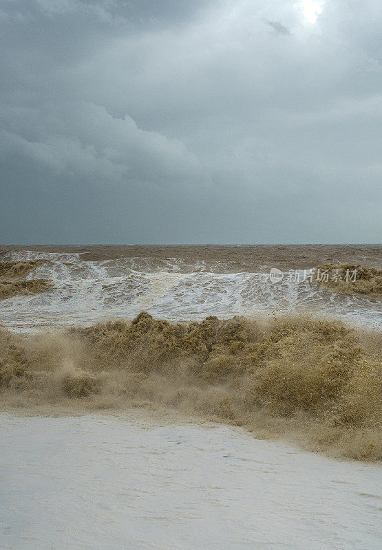 安塔利亚Konyaaltı海滩上的巨浪和强烈风暴
