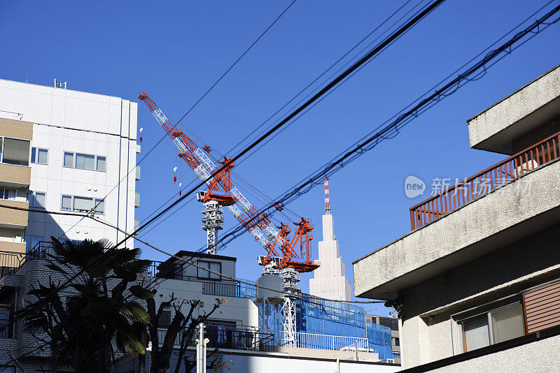 从一个城市看到工地起重机和一堆电线