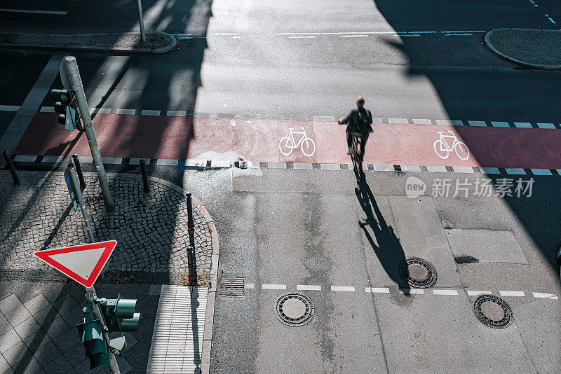 在柏林十字路口骑自行车的男人