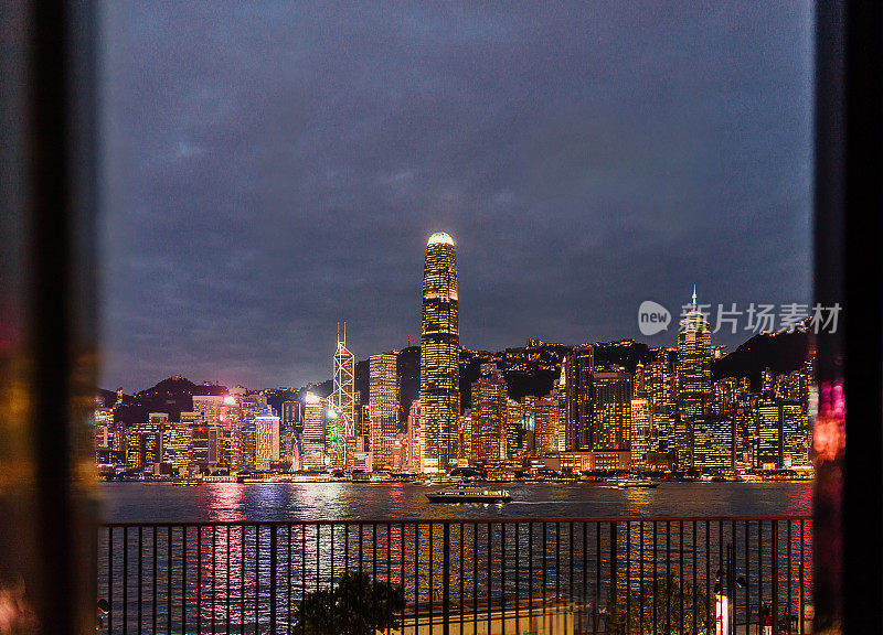 透过窗户可以看到香港中环的夜景