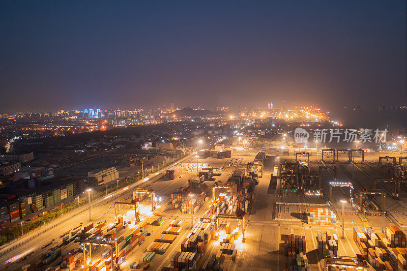 雾霾天气下商业码头的夜景