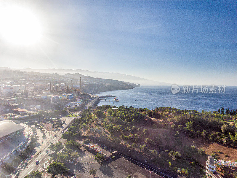 在一个阳光明媚的日子里鸟瞰特内里费岛的圣克鲁斯。工业区和海岸线从无人机，加那利群岛。
