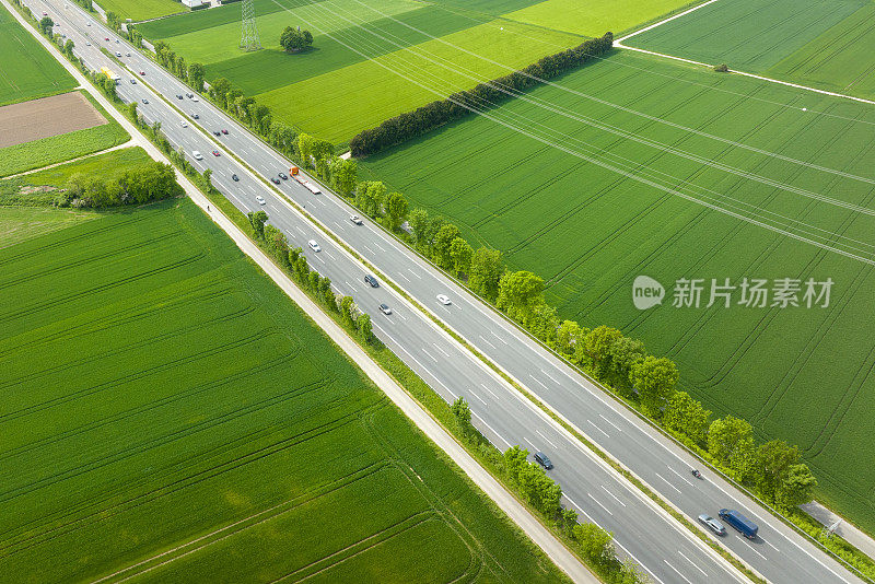 农田和公路的鸟瞰图