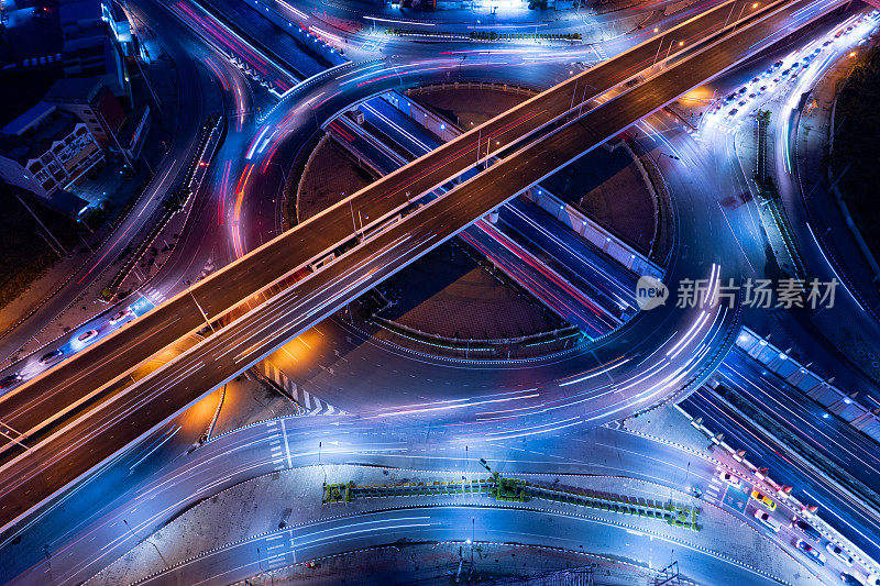 高速公路超高速延时汽车交通运输在曼谷城市交叉口道路上方夜景，鸟瞰先进的城市景观创新