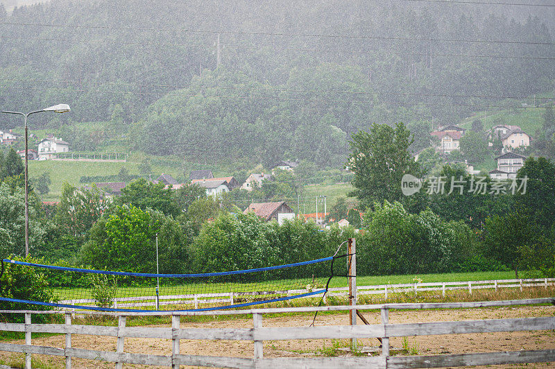 排球场下大雨