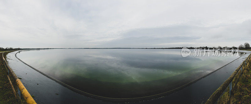 在雨天，德国林根市有一个名为“Speicherbecken”的湖。