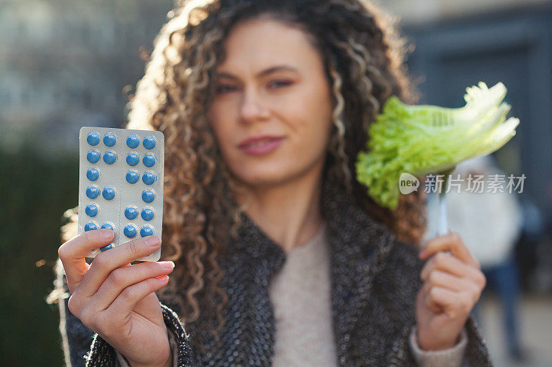 年轻女性在补充剂和真正的食物之间做出选择