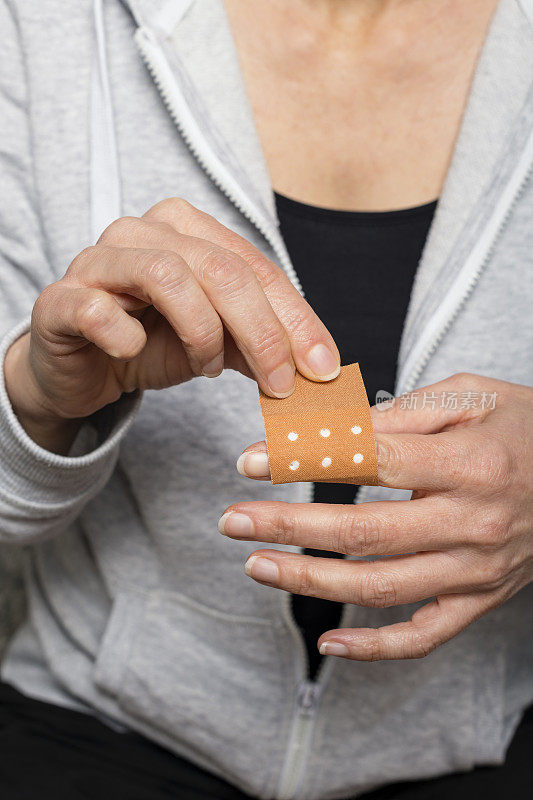 一名女子在受伤的手指上贴了一块膏药