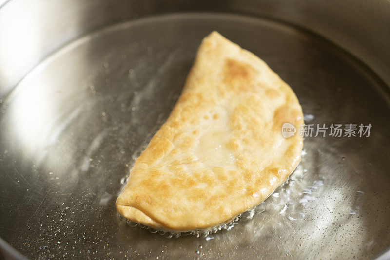 传统美味的土耳其食物，肉末在咸味糕点(土耳其名字;烟或烟)