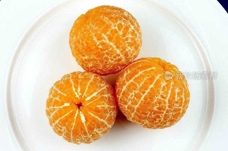 3去皮的橙子水果放在盘子里。