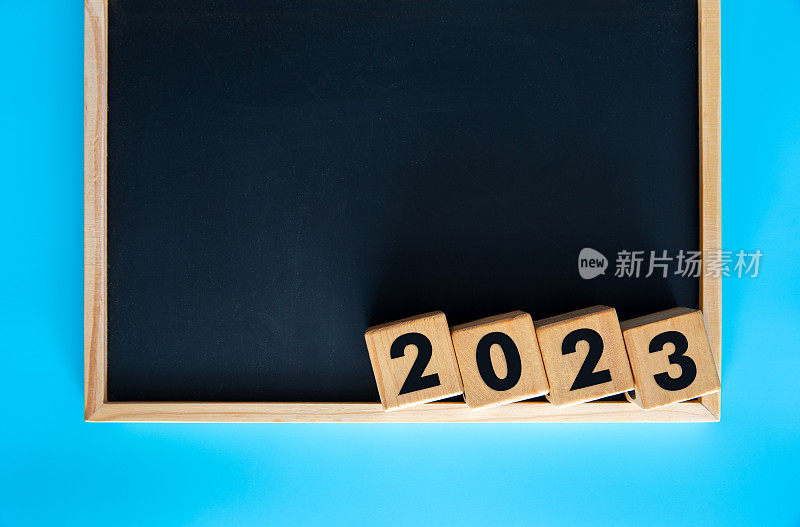 2023年新年黑板背景木块