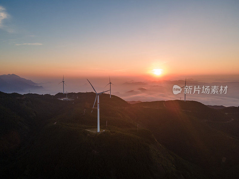 地平线上的太阳和云海，山上的风能