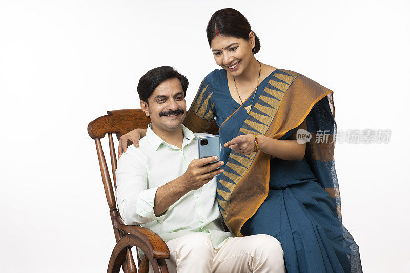 印度夫妇用手机拍照