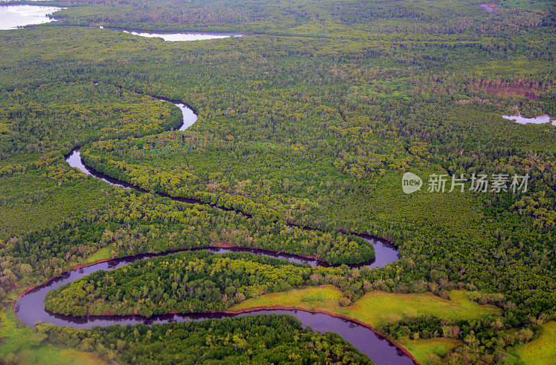 蜿蜒的河流和热带雨林-斐济维提岛西海岸