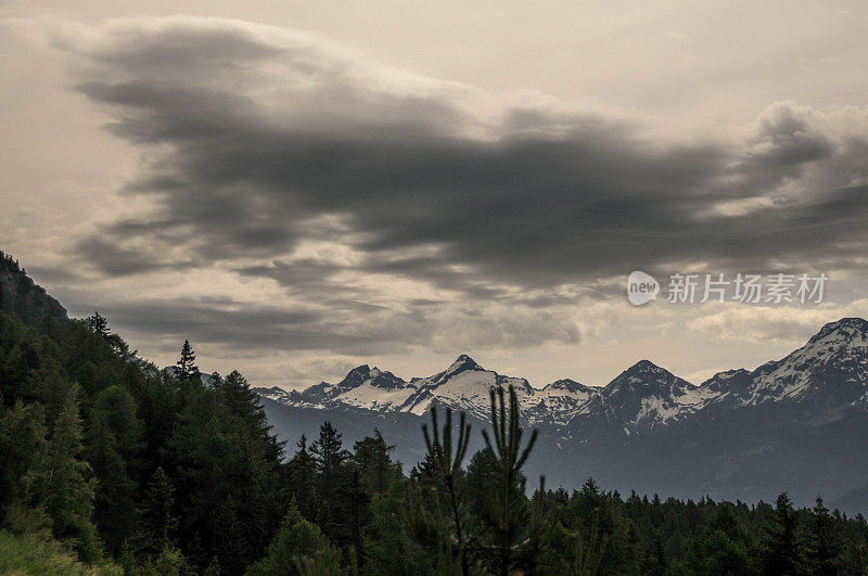 夏日清晨，瑞士阿尔卑斯山的风景