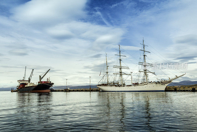 货船和挪威帆船，在乌斯怀亚港，被称为世界上最南端的城市。阿根廷巴塔哥尼亚火地岛。