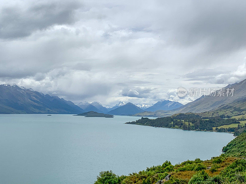 新西兰皇后镇贝内特悬崖瞭望台瓦卡蒂普湖的景色