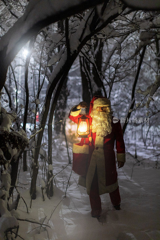 圣诞老人在雪夜走在大自然中