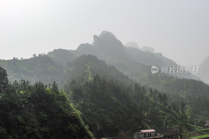 中国张家界国家公园天门山鸟瞰图，中国湖南张家界天门山