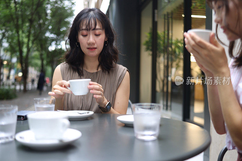 漂亮的年轻女人喜欢购物