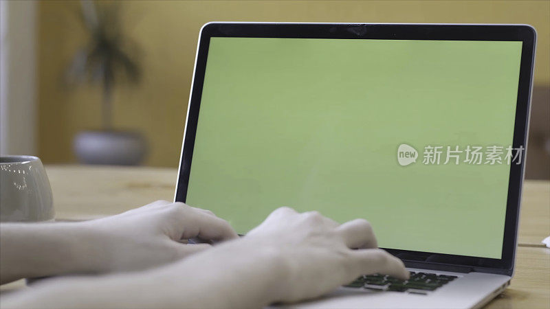 拥有完美美甲的女人的手在笔记本电脑键盘上打字。资料片。色度键绿色屏幕放置您自己的内容。