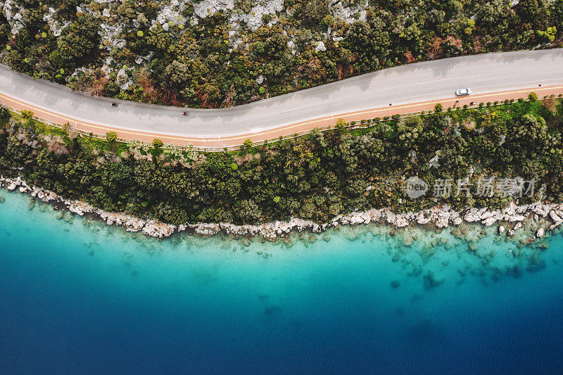 无人机航拍的公路沿海岸运行，卡斯，土耳其