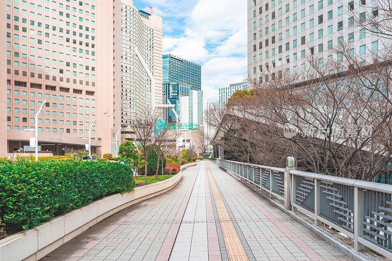 东京新宿办公公园的空人行道