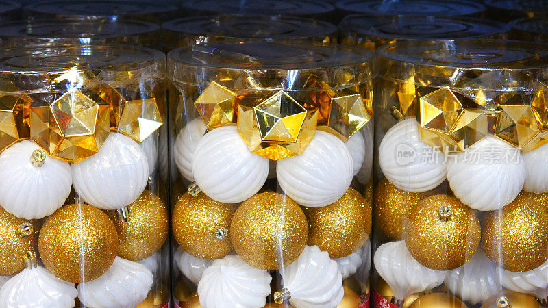 特写的塑料包装与许多金白色的圣诞球