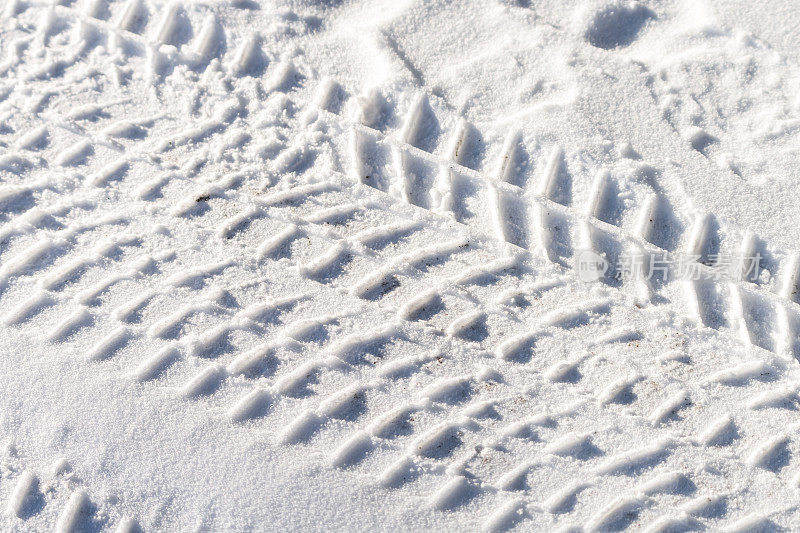 冬天轮胎在雪地上留下的痕迹