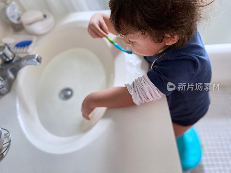 男孩在家里的浴室里刷牙