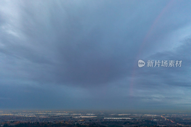 天空有云和彩虹在黎明作为自然背景