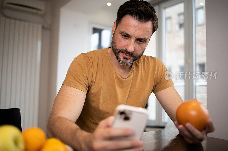 一个中年成年男子使用智能手机的肖像