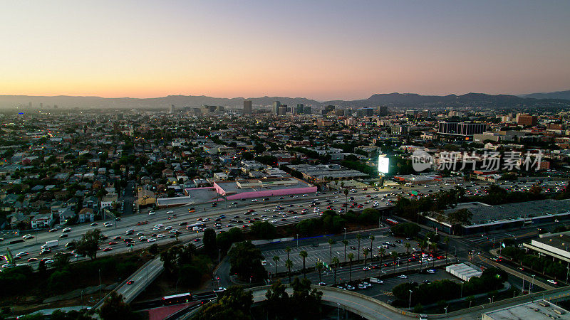 加利福尼亚州洛杉矶10号州际公路日落时的交通鸟瞰图