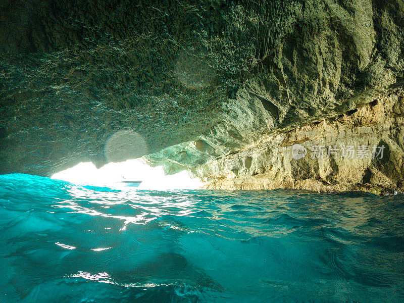 希腊美丽的海洞和惊人的蓝色海水
