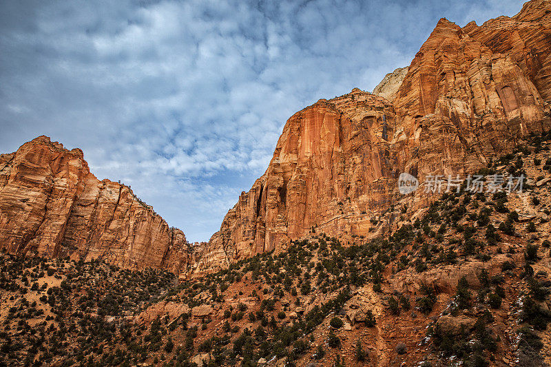 美国犹他州峡谷地区色彩鲜艳的岩层在金色的光线下拍摄