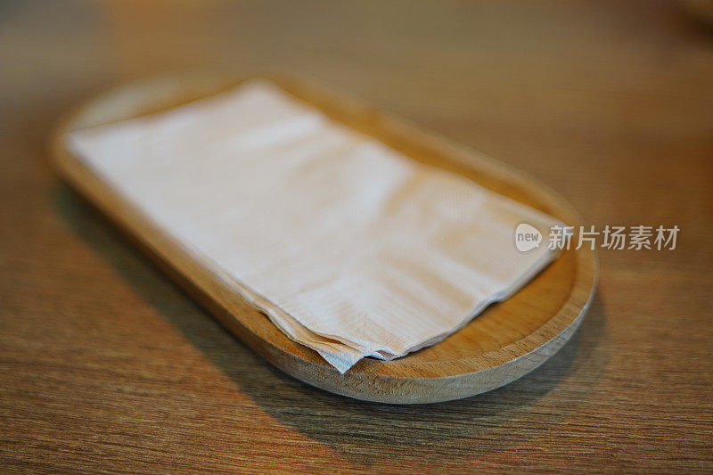 餐巾纸放在木托盘上
