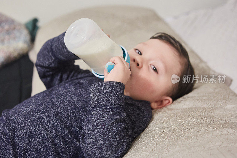 幼儿用奶瓶喝牛奶