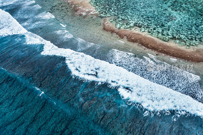 巴厘-武吉半岛南部珊瑚礁的鸟瞰图。