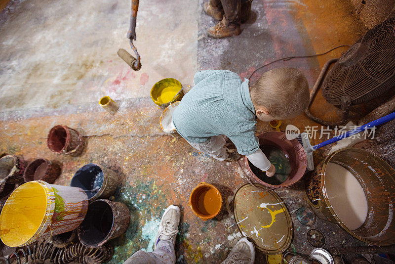 好奇的小男孩想画画