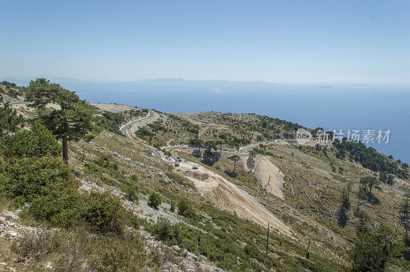 公路蜿蜒穿过海边的山丘