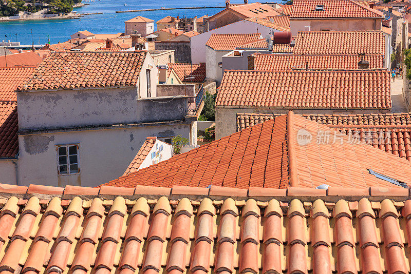 海滨小镇上的赤陶瓦屋顶