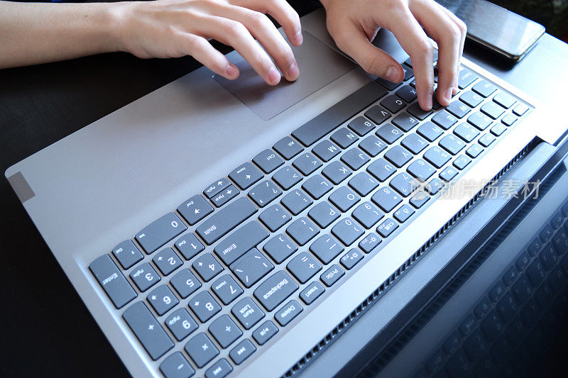 一个人在笔记本电脑上打字，一个人在写电子邮件，在家工作，在互联网上工作，一个文案